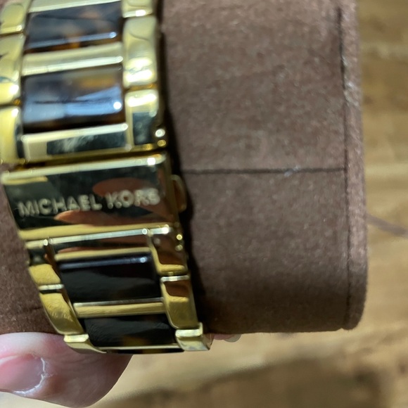 AUTHENTIC MK (MICHAEL KORS GOLD WATCH With Leppard - Picture 3 of 6